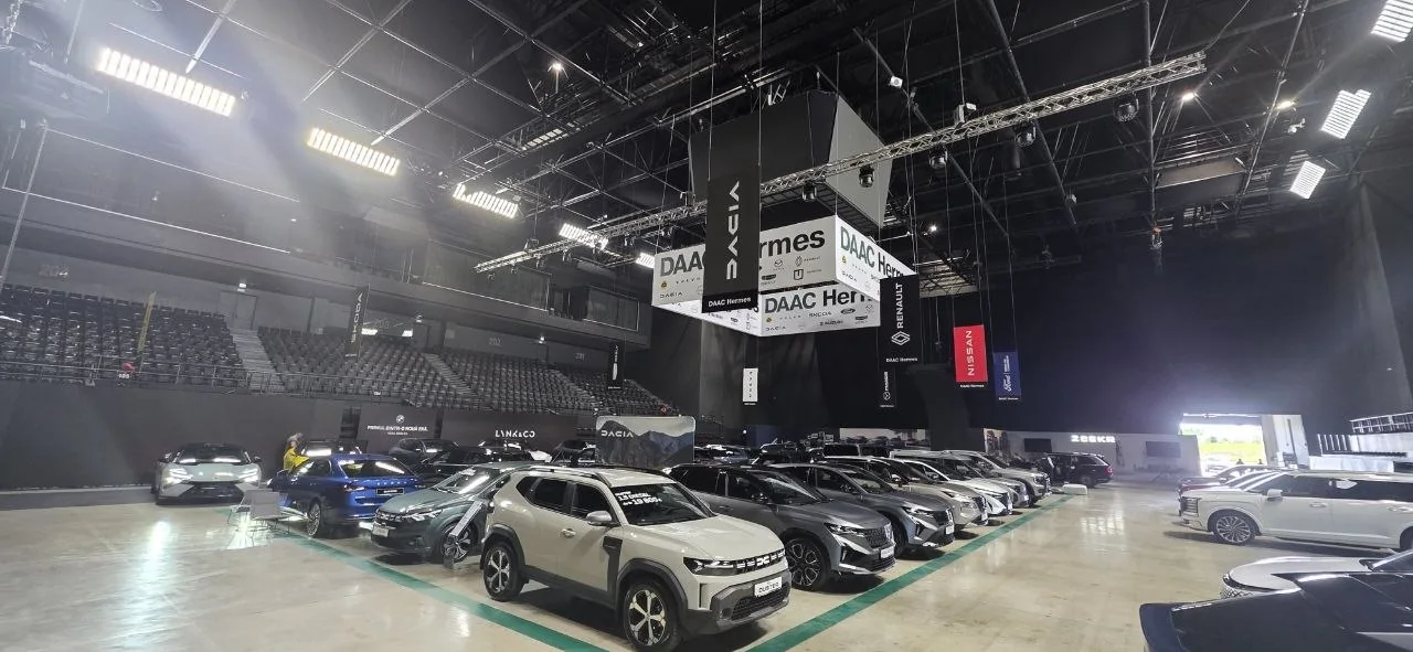 Elemente decorative și branding DAAC Hermes pentru expoziție auto