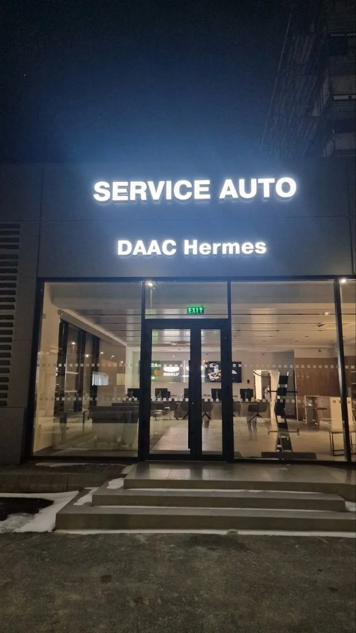 Litere luminoase LED Service Auto și DAAC Hermes fotografiate noaptea