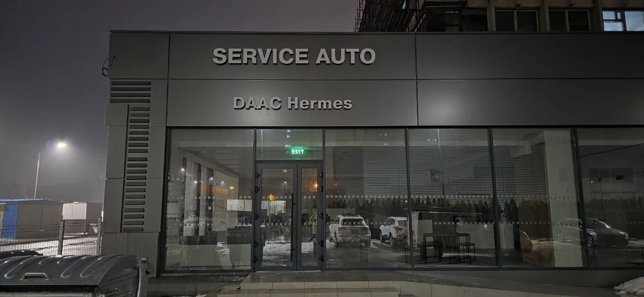 Litere volumetrice Service Auto și DAAC Hermes montate pe fațadă