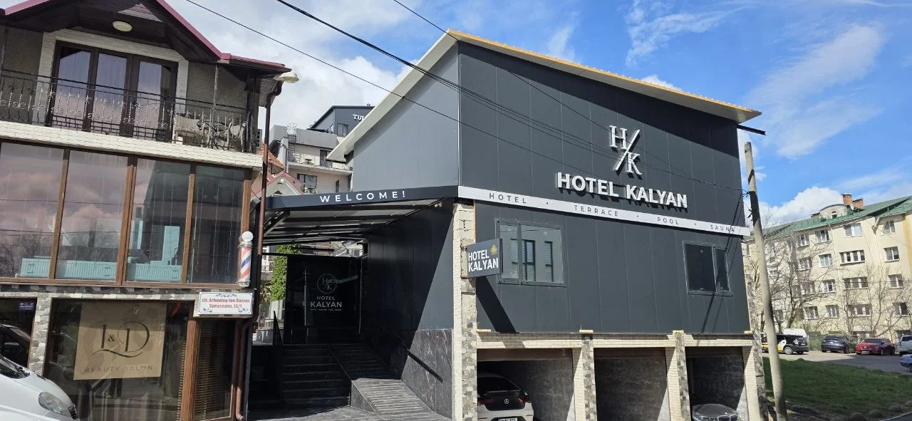 Litere volumetrice HOTEL KALYAN pe fațada hotelului - Lucrare Starmont